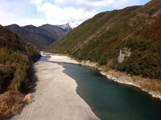 真冬の仁淀川です 遠くに見える黒森山に雪が積もっています