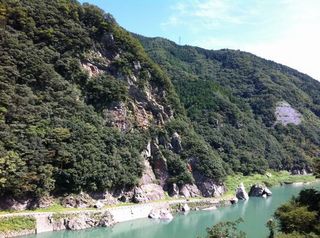  大渡ダム湖畔をサイクリング　かなり切り立つ岩壁　これが仁淀川町の荒々しい岩