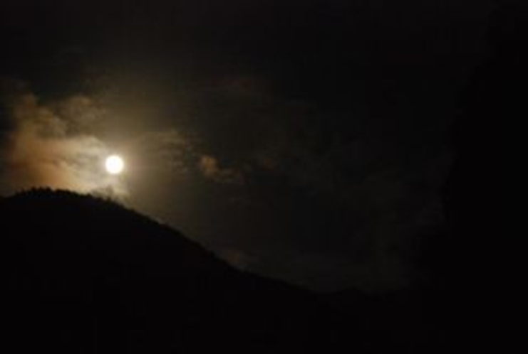 仁淀川町の険しい山々に月光　２