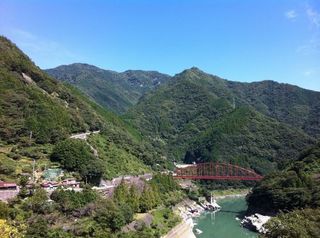 大渡ダム湖畔をサイクリング　沢渡地区あたり　もうすぐそこは県境　愛媛県