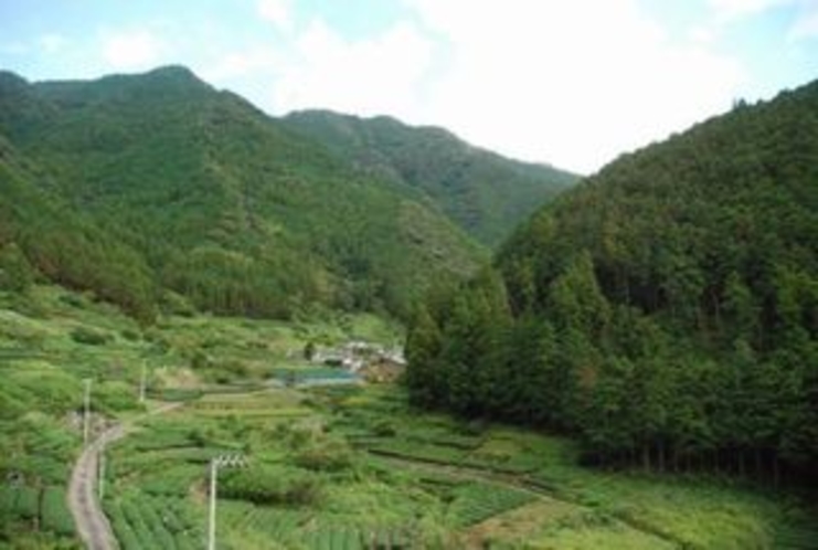 久喜地区の地区入り口付近の壮大な山と谷
