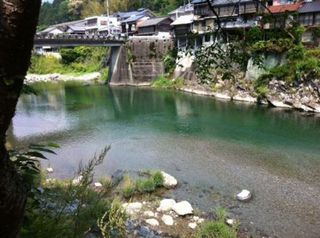 仁淀川町の池川の集落が川に迫ってます　