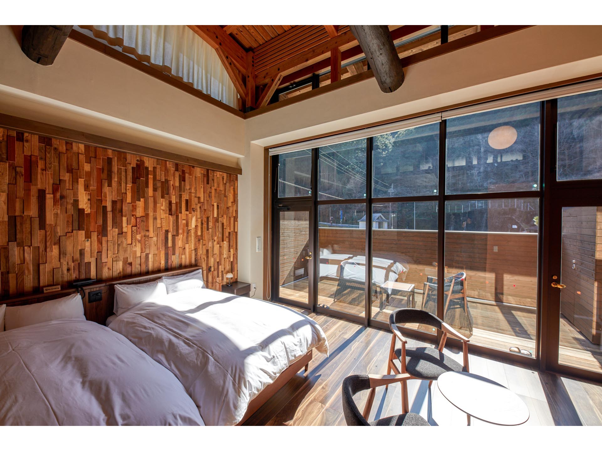 多目的ホールを改装、ゆの森別館（２０２６年３月１日）としてリニューアル。 国産木を使い古民家風に作られたこの部屋からは温もりが感じられ、 和みの空間を味わうことができます。 落ち着いた洋室で、ゆったりとお過ごし下さい。