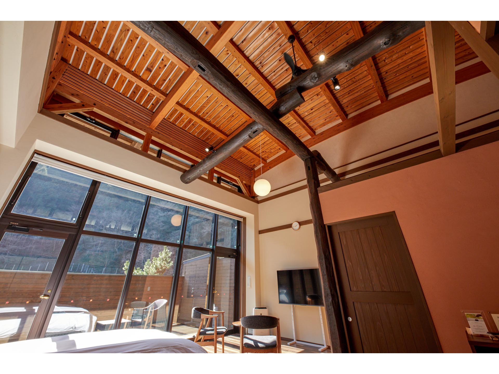 多目的ホールを改装、ゆの森別館（２０２６年３月１日）としてリニューアル。 国産木を使い古民家風に作られたこの部屋からは温もりが感じられ、 和みの空間を味わうことができます。 落ち着いた洋室で、ゆったりとお過ごし下さい。