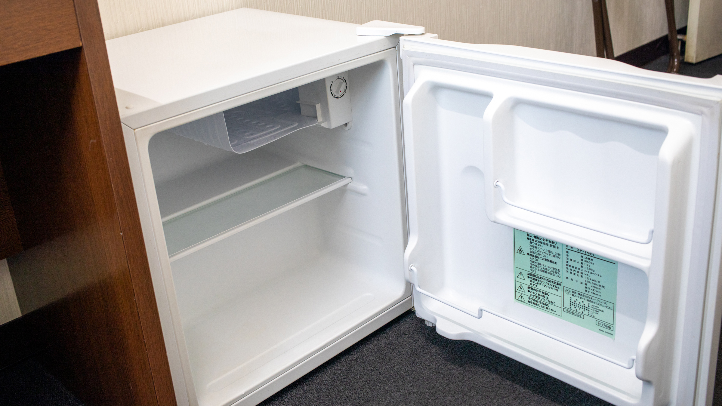 お部屋に備え付けの冷蔵庫です。小さな冷凍室があります。