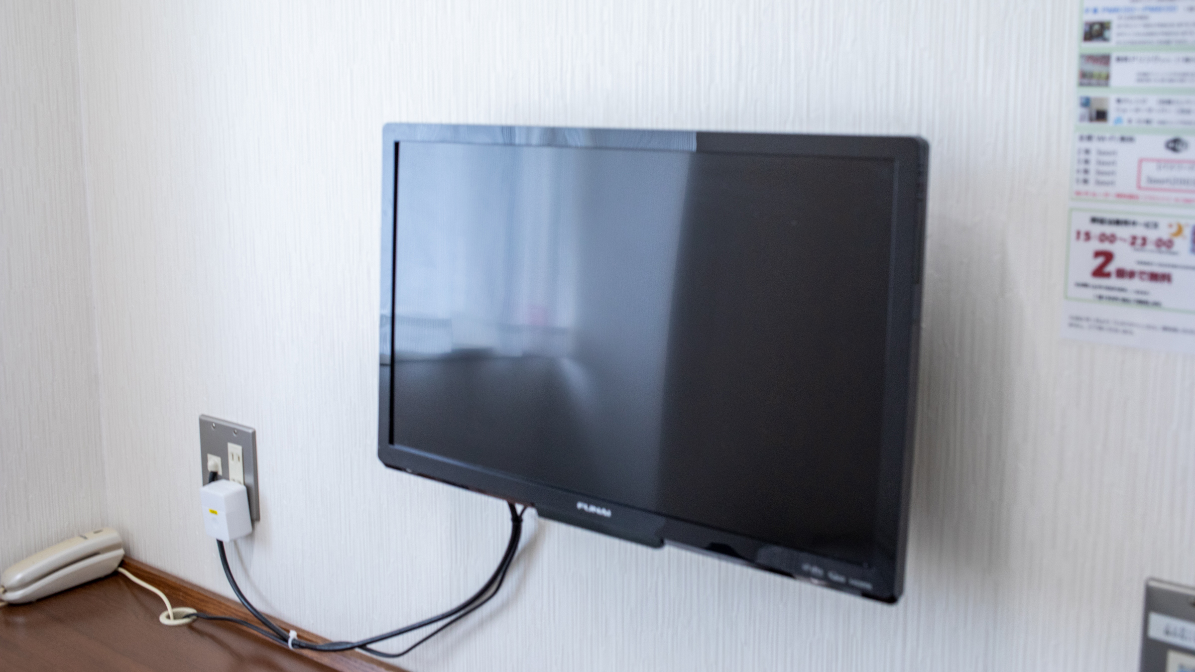 液晶テレビは壁掛けにしてありますので机が広く使えて便利です。