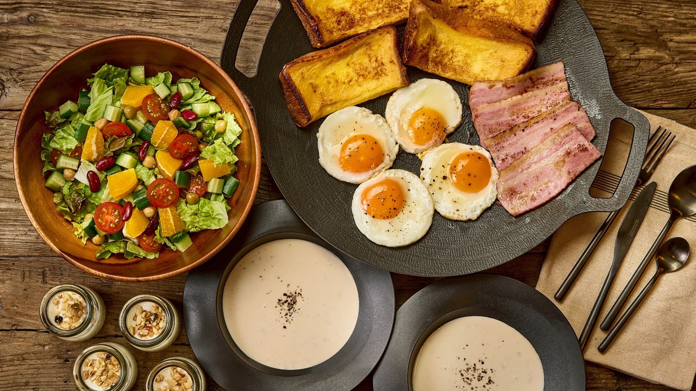 │GRAX│【朝食付】森の隠れ家で味わう「特製モーニング」温泉も屋内アリーナもぜんぶ自由に。