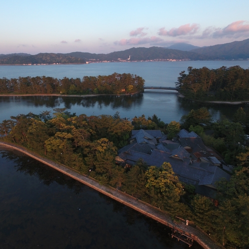 【概要】文殊堂岬の先端、「丹後天橋立大江山国定公園」の中に小亭はございます