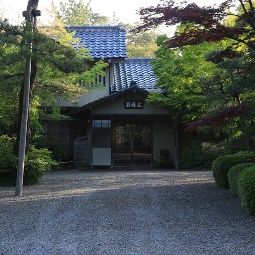 【外観】数寄屋造で作られた小亭。珍しい、総木造建築の建物で過ごすひと時をお楽しみ下さい