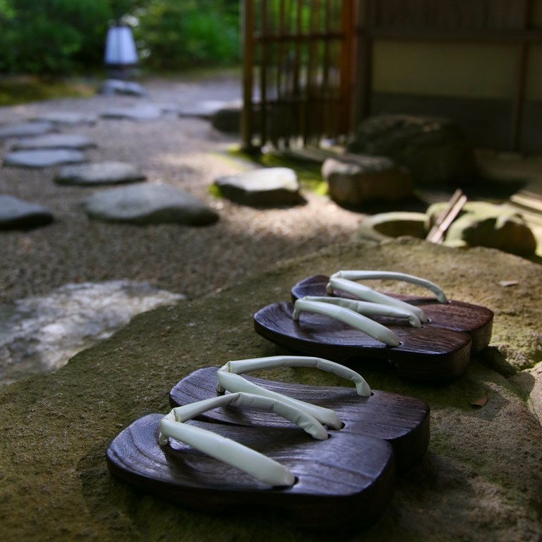 【庭】お部屋は全室一階。天橋立と調和するよう日本庭園を日々整えています。