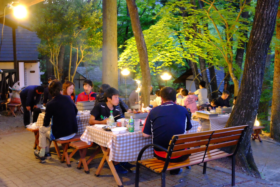 【家族同室】直前割ゴールデンウィーク２食手ぶら森のBBQ♪電車で気ままなコテージ１棟貸切♪小川で花火