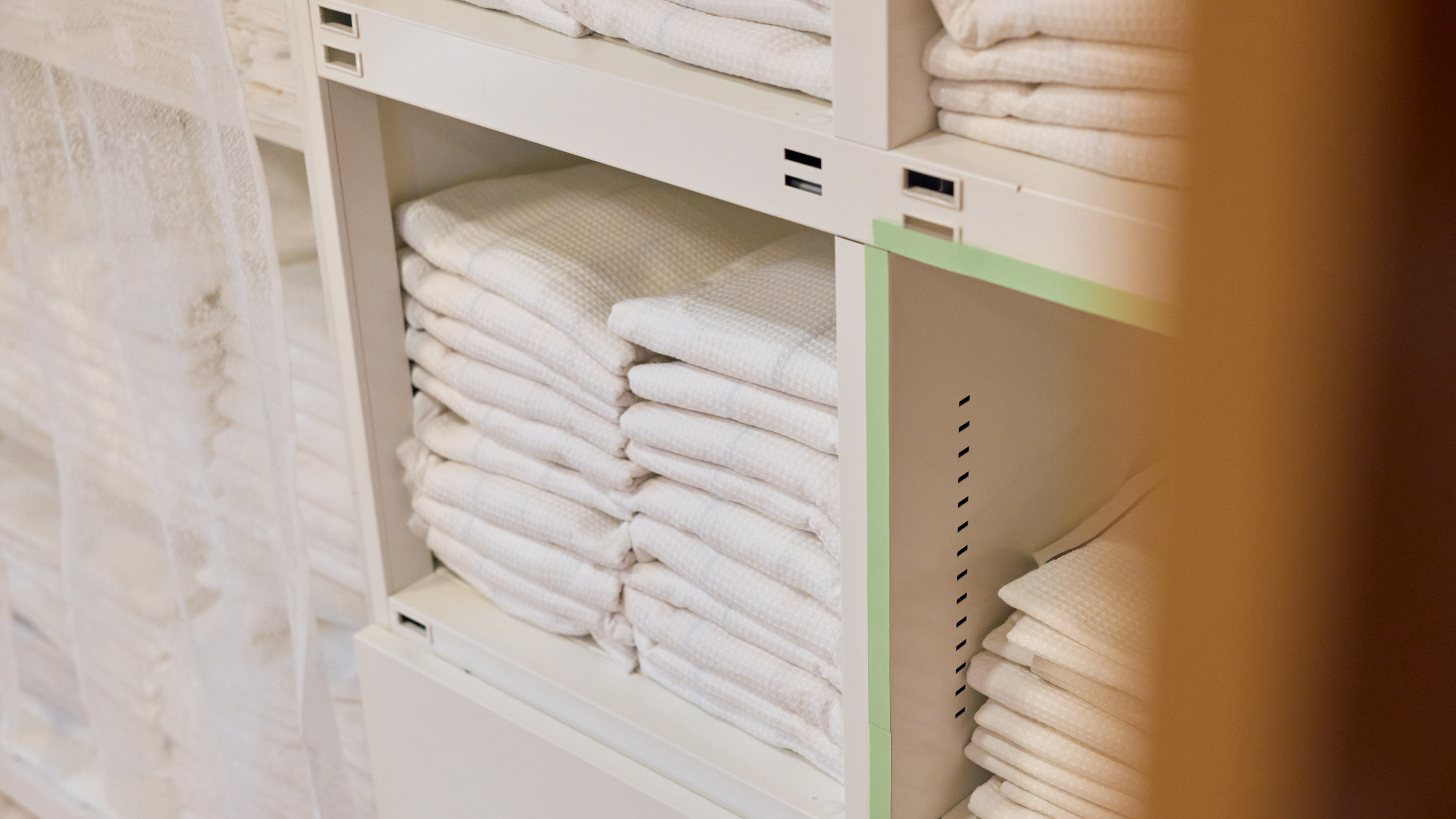 ロビー　ナイトウェア