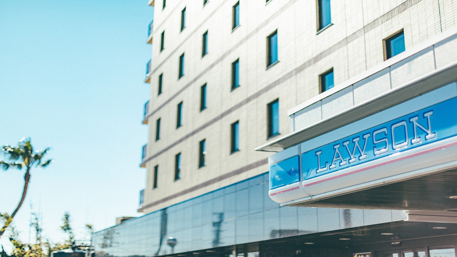 ホテル外観 　ローソンは隣です