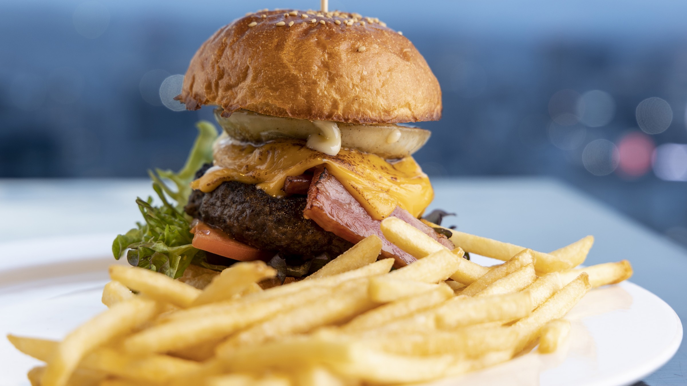 *【レストラン/ホライゾン】宮城県栗原市産黒毛和牛100%のハンバーガー