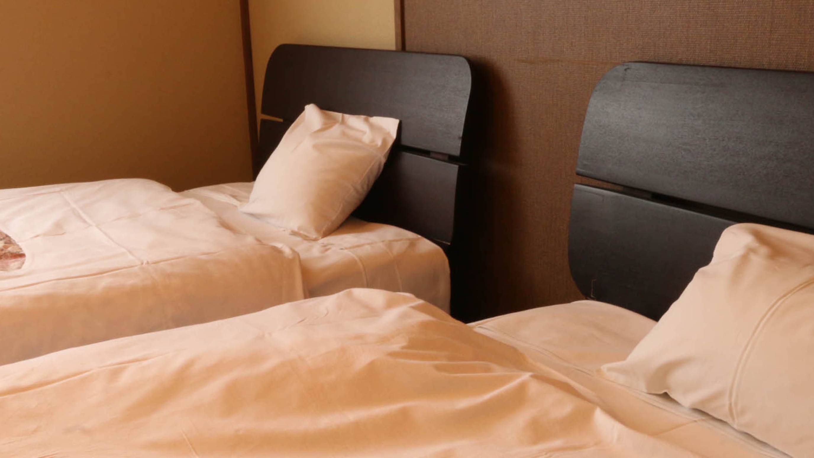 【2F客室／和洋室】モダンなインテリアで飾られた木の温もりのあるお部屋。ゆったりおくつろぎ下さい。