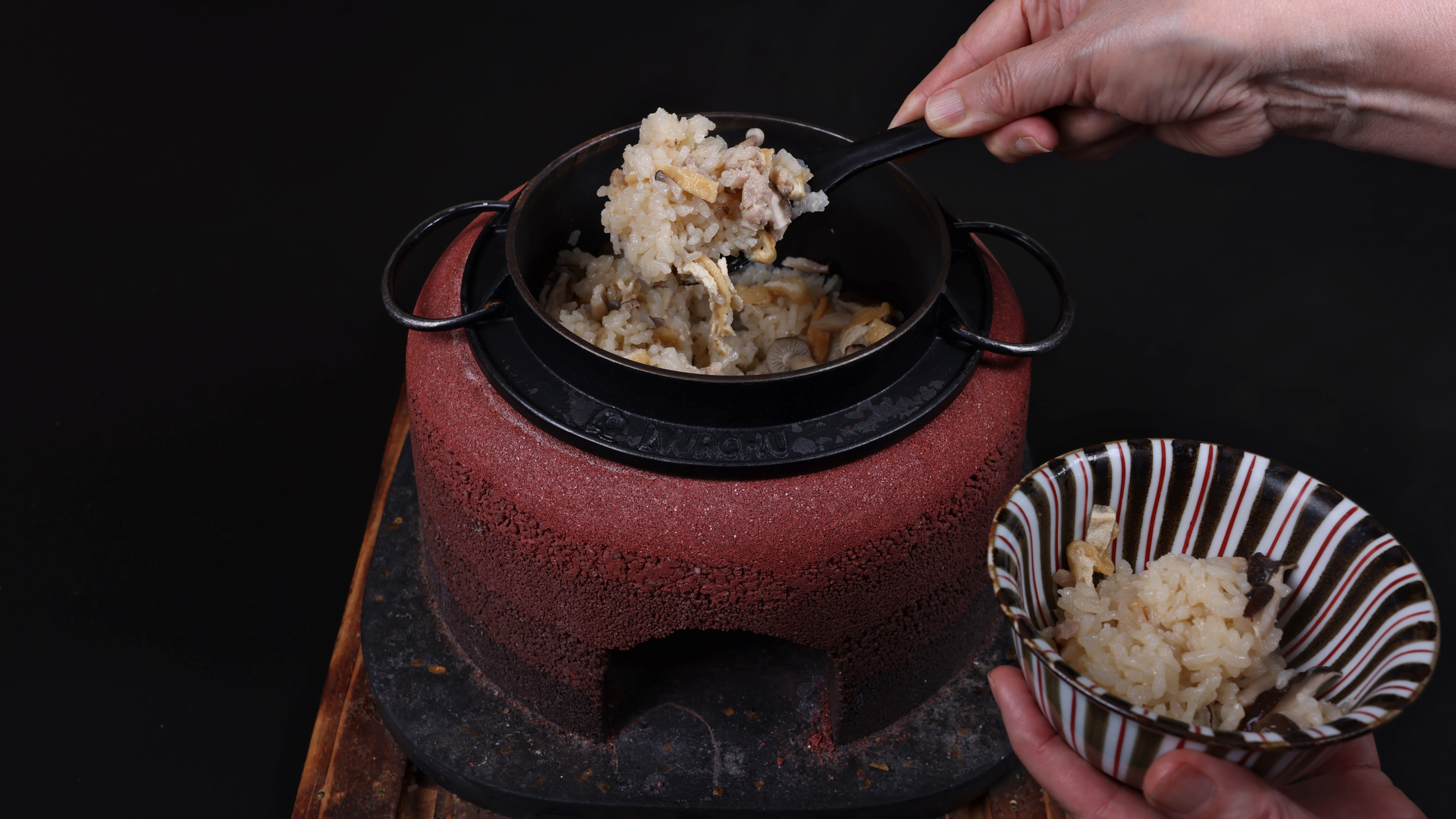釜飯／それぞれの釜で炊き上げる季節の釜飯。旨味が染み込み、おこげまでとても美味しくいただけます