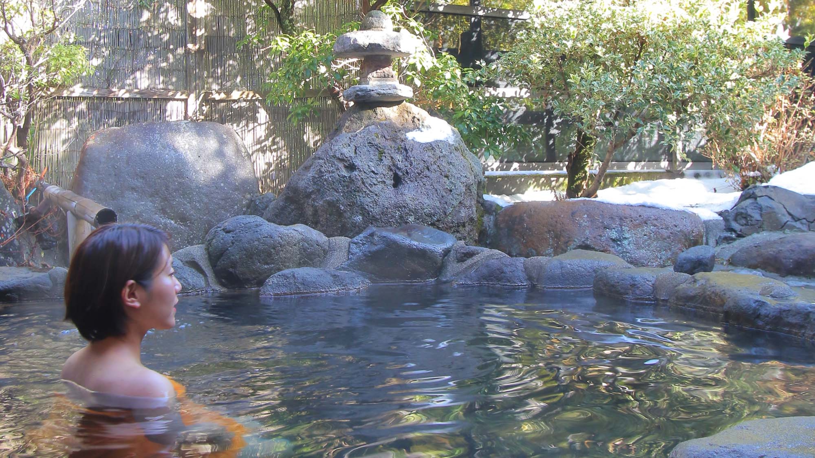 澄んだ空気の中、ゆっくりと自然を感じながらの湯浴み。