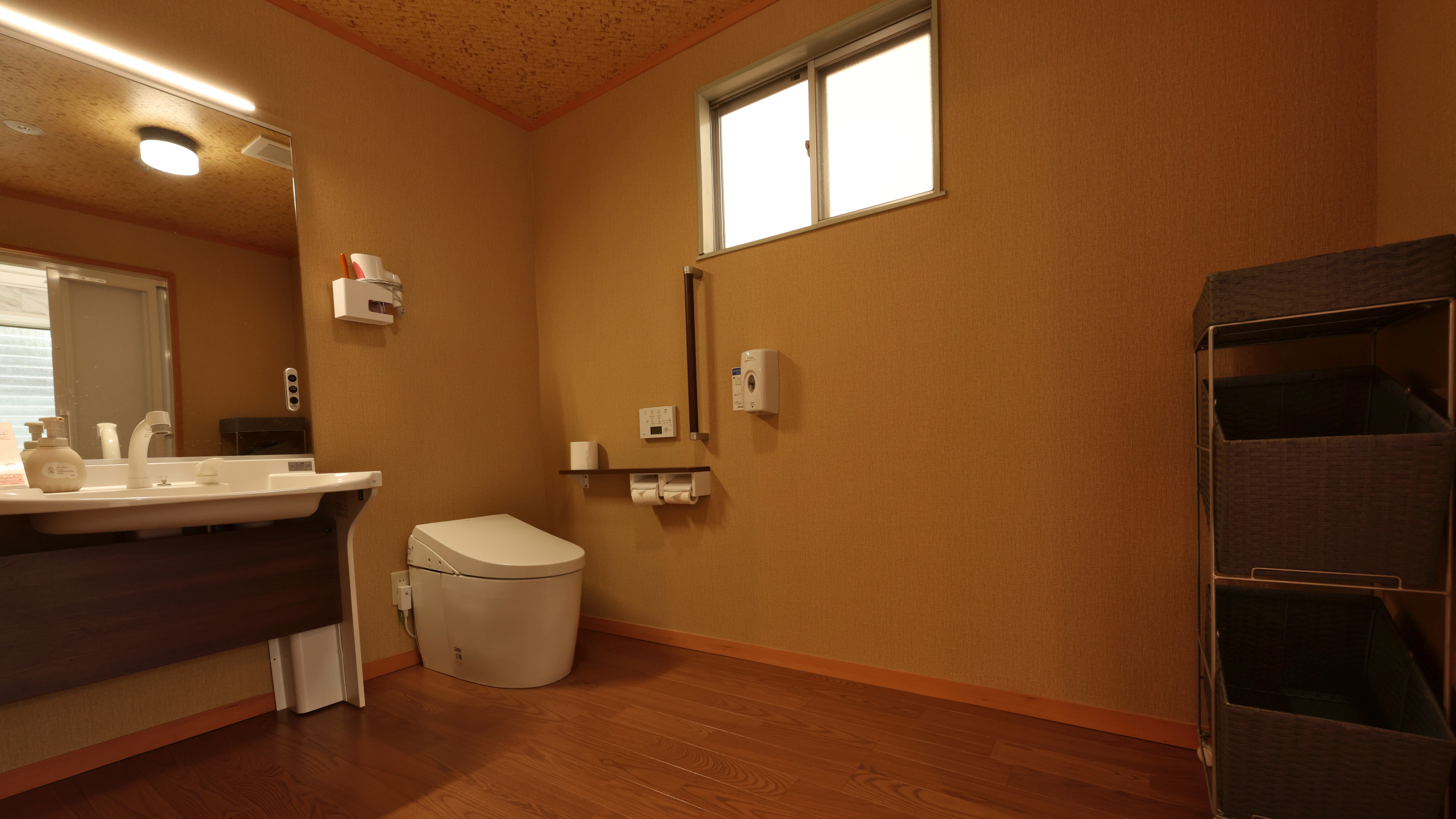 【ユニバーサルデザインルーム】広々としたバリアフリーの洗面・トイレ