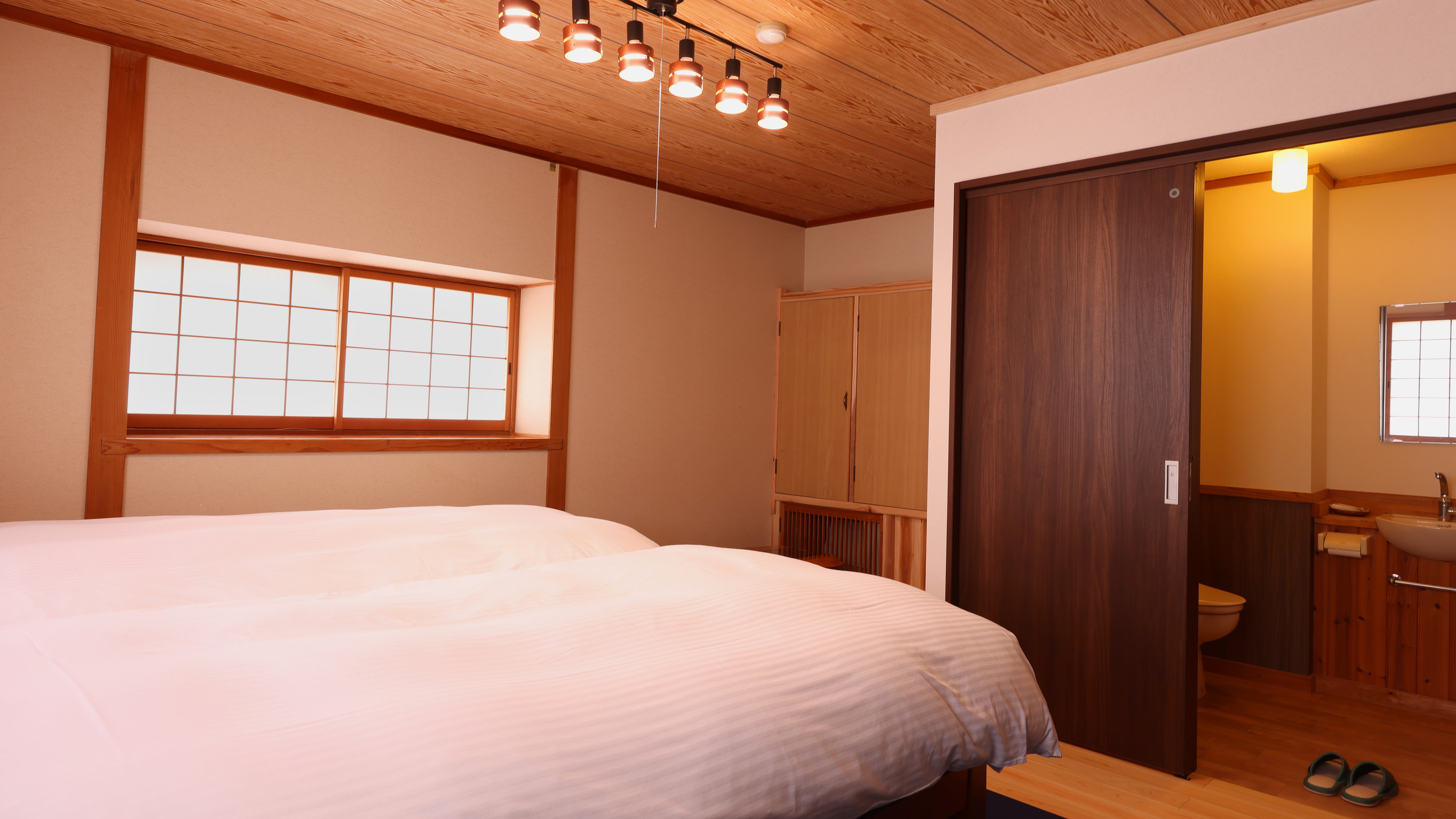【和洋室】和室側のお部屋にも、温水洗浄トイレと洗面台がございます。