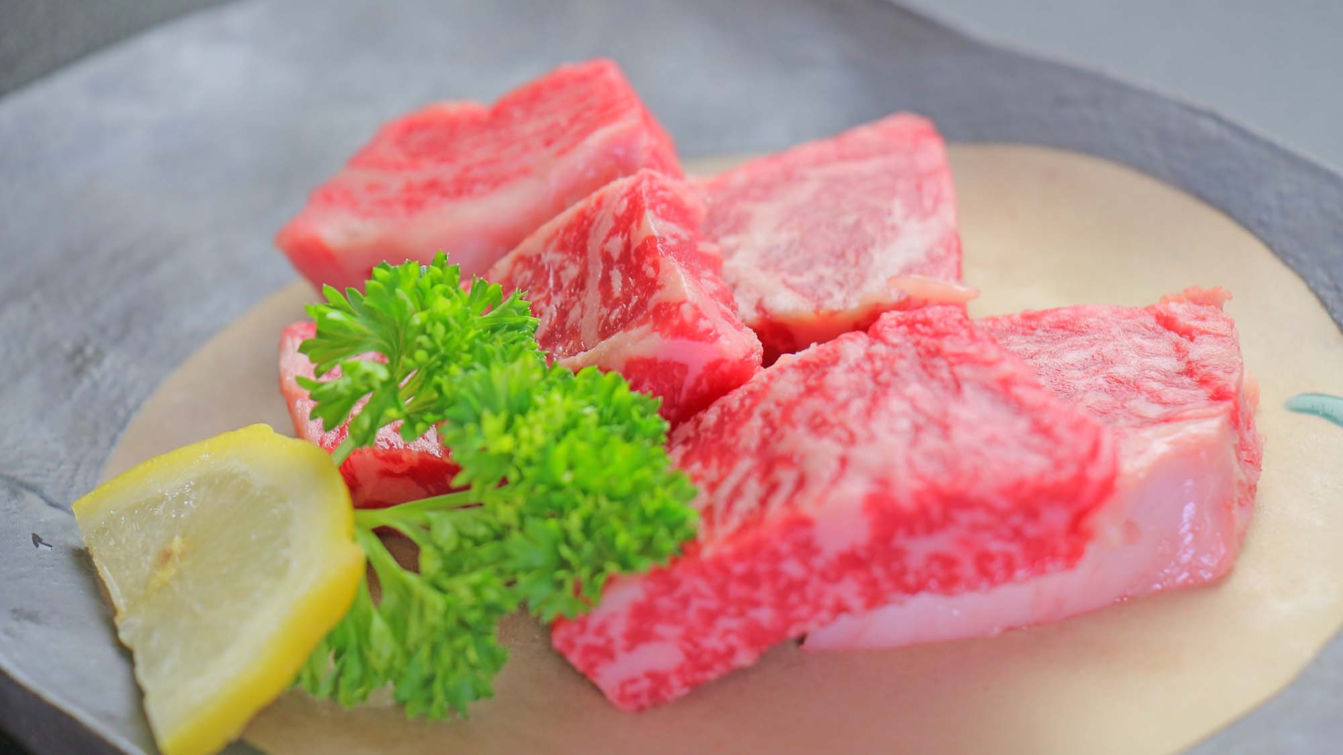 【夕食】醤油ベースの特製タレで召し上がるのも最高ですが、塩だけというのも肉汁の甘みが際立ちます