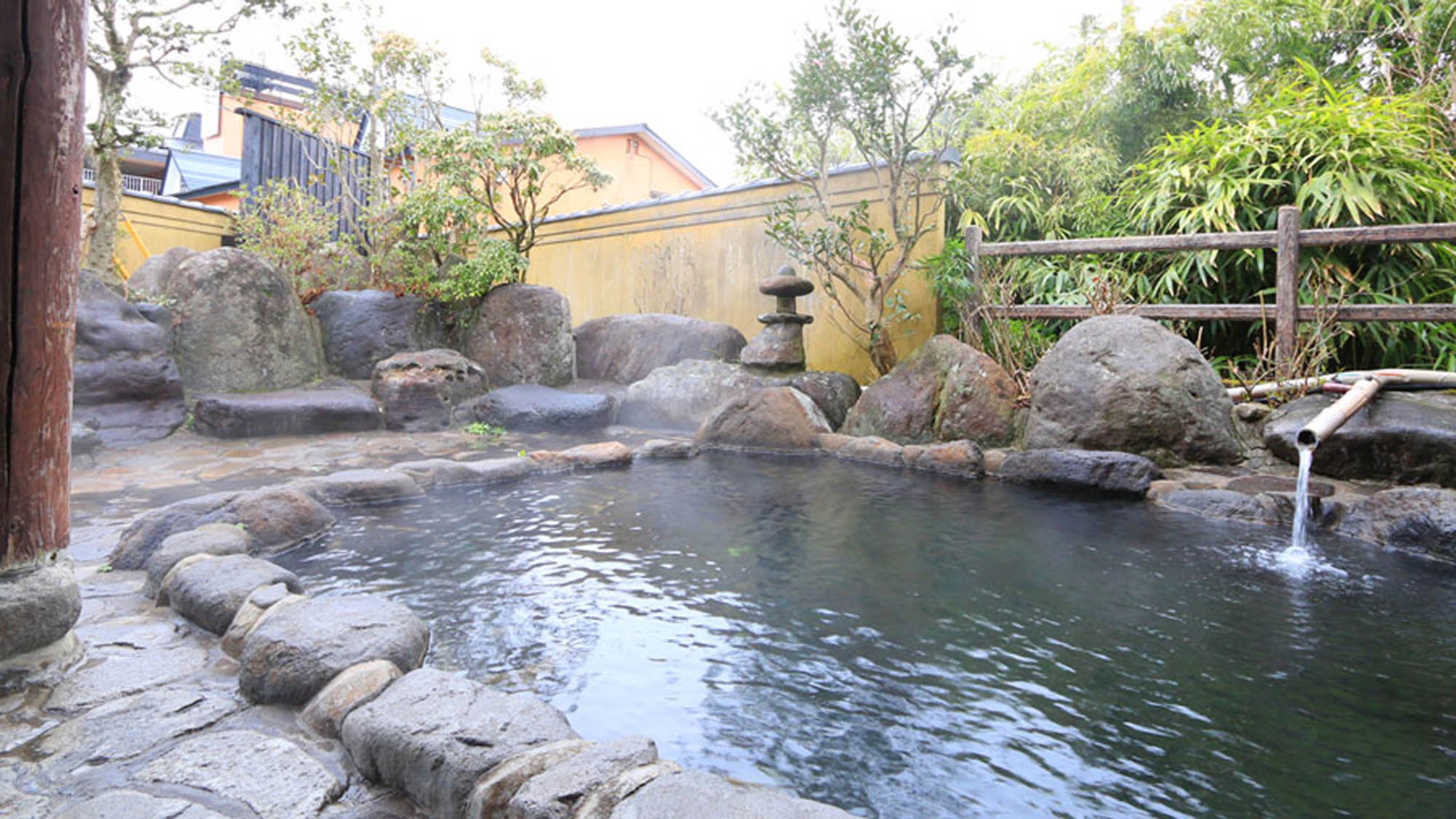 【露天風呂】24時間入浴OK！源泉かけ流し100％の上質な筋湯温泉の湯をご堪能ください。