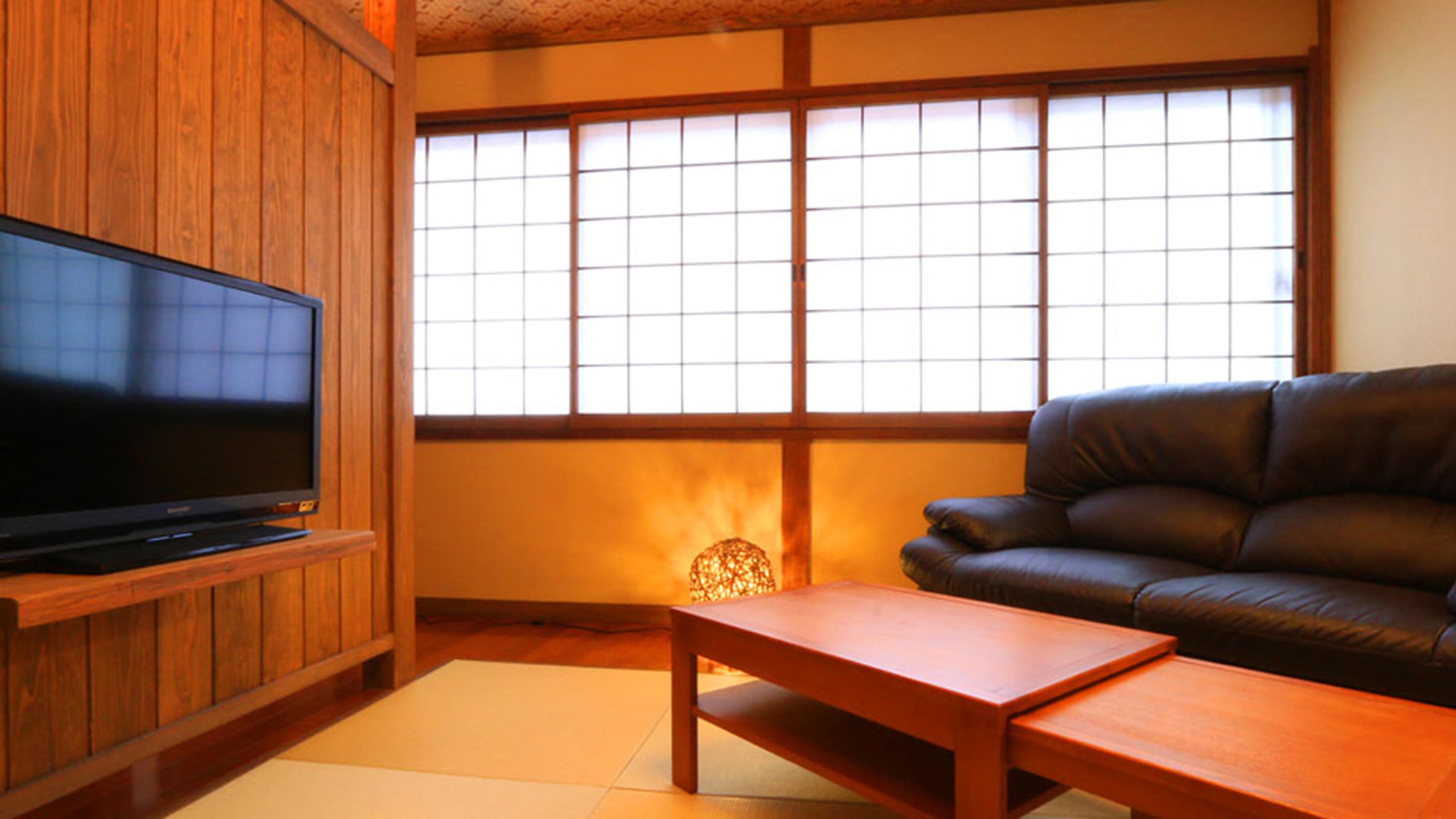 【2F客室／和洋室】モダンなインテリアで飾られた木の温もりのあるお部屋。ゆったりおくつろぎ下さい。