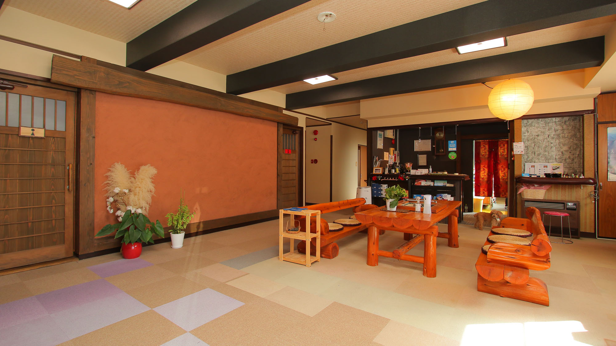 【館内】真心で皆様をお出迎えするフロント。ご滞在中、なんでもお気軽にお問い合わせください。