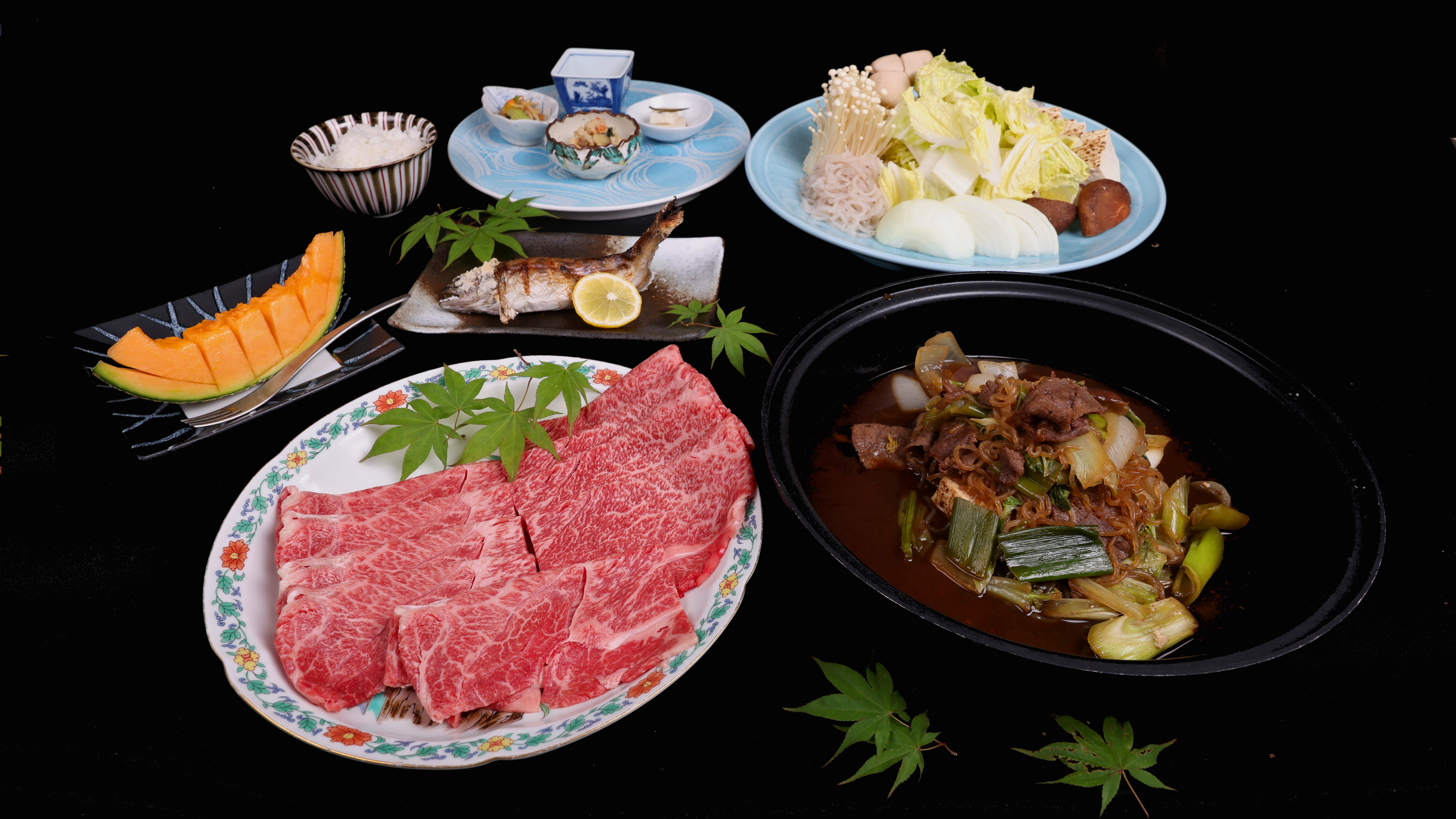 国産県産和牛が甘辛いたれに包まれ、一口食べるたびにジューシーで柔らかな旨味が広がります。