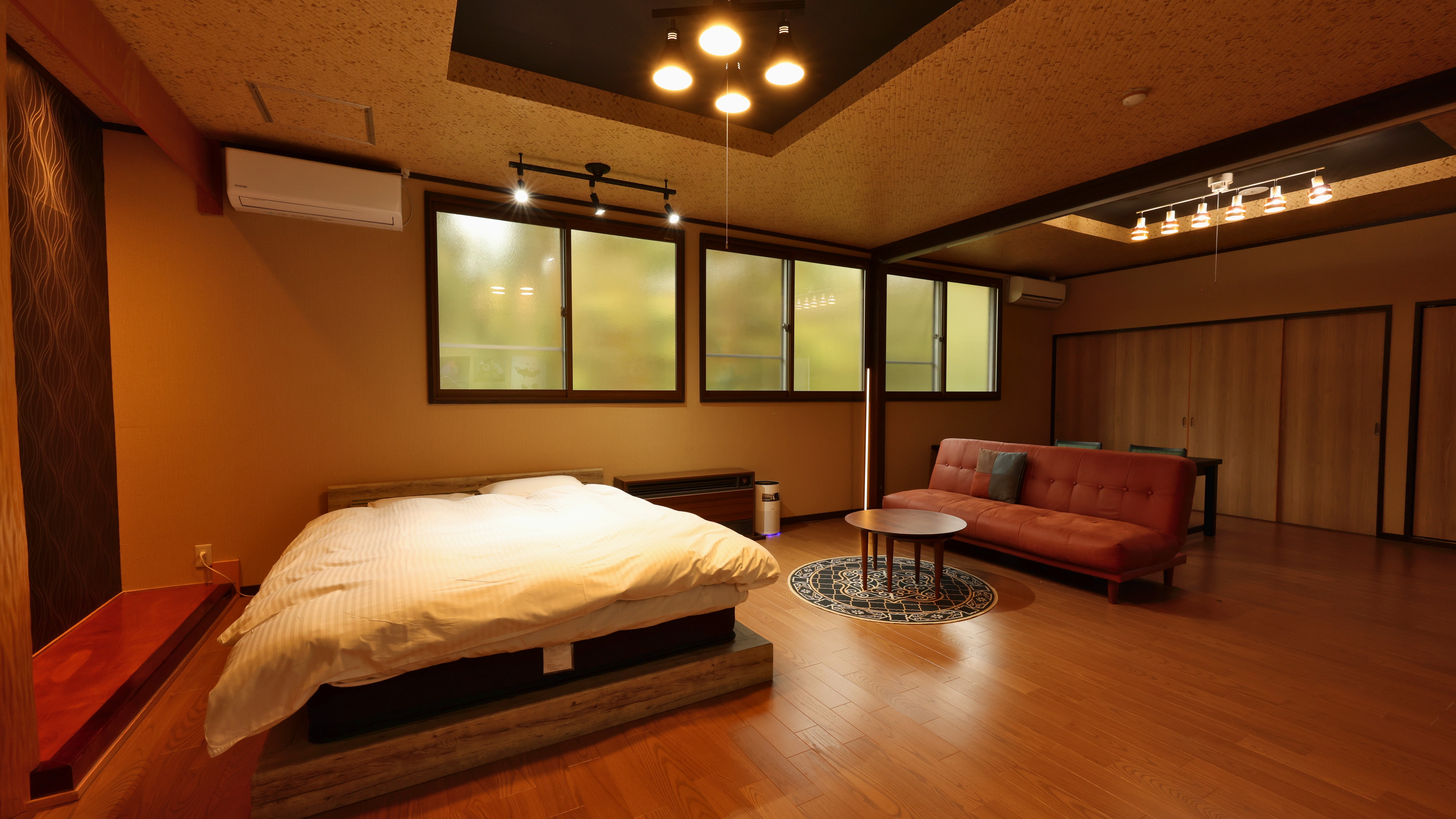 【ユニバーサルデザインルーム】約72㎡｜ゆっくりと寛げる大きなソファとダブルベッド