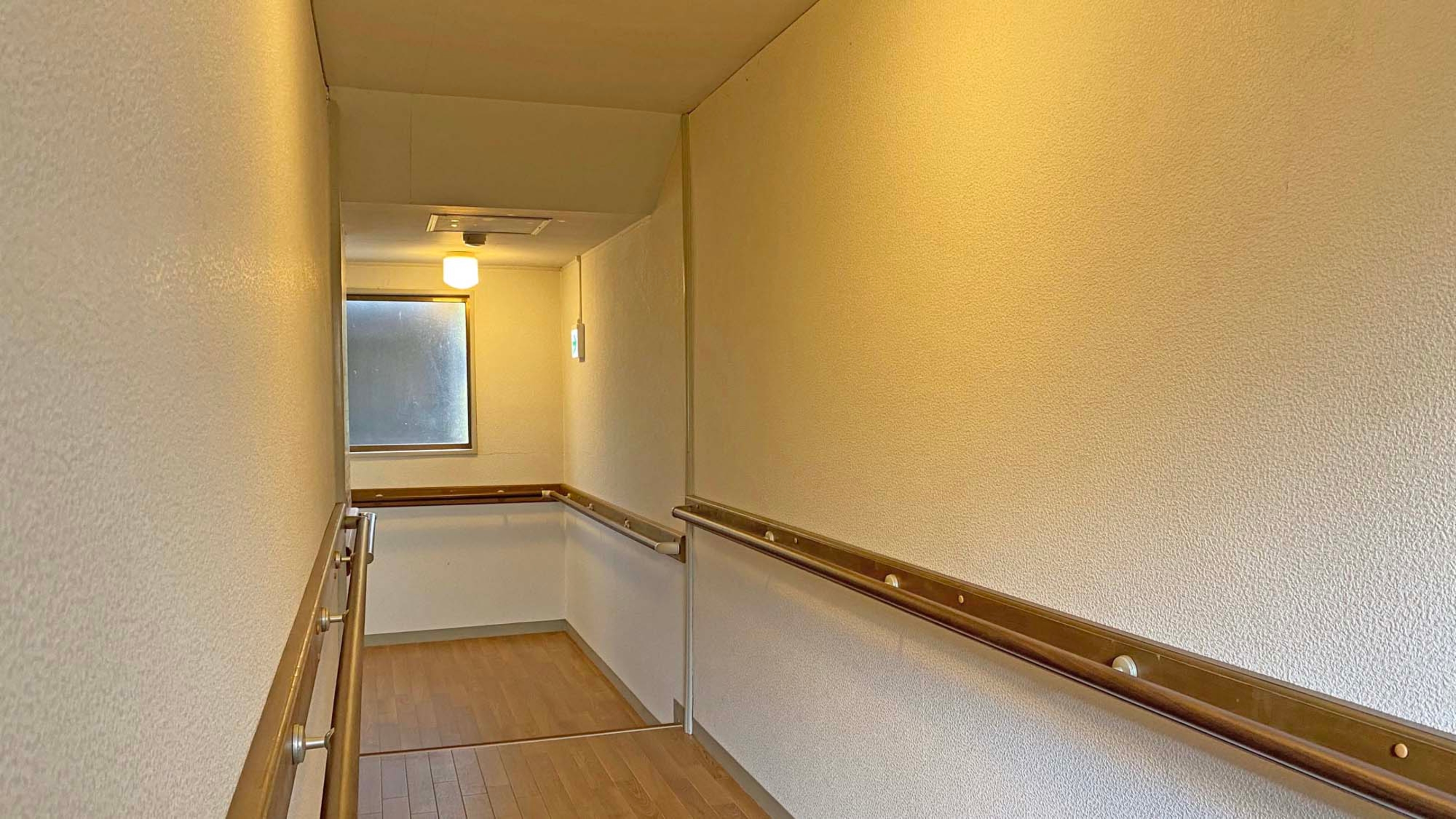 廊下にも手すりがついています。