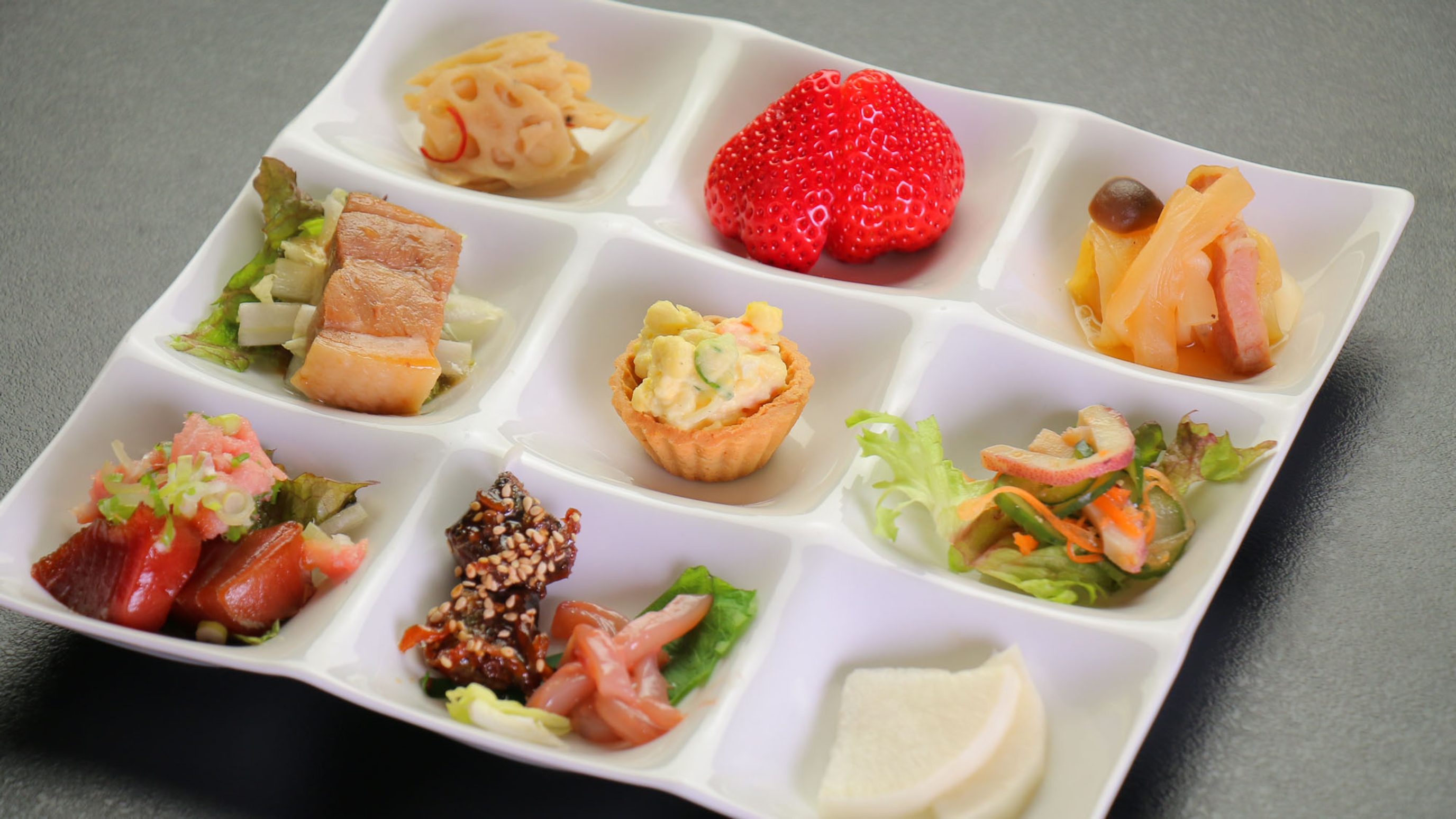 【夕食】女将手作りの旬野菜のやわらか煮など、シンプルですが素材を活かした料理をお楽しみください。