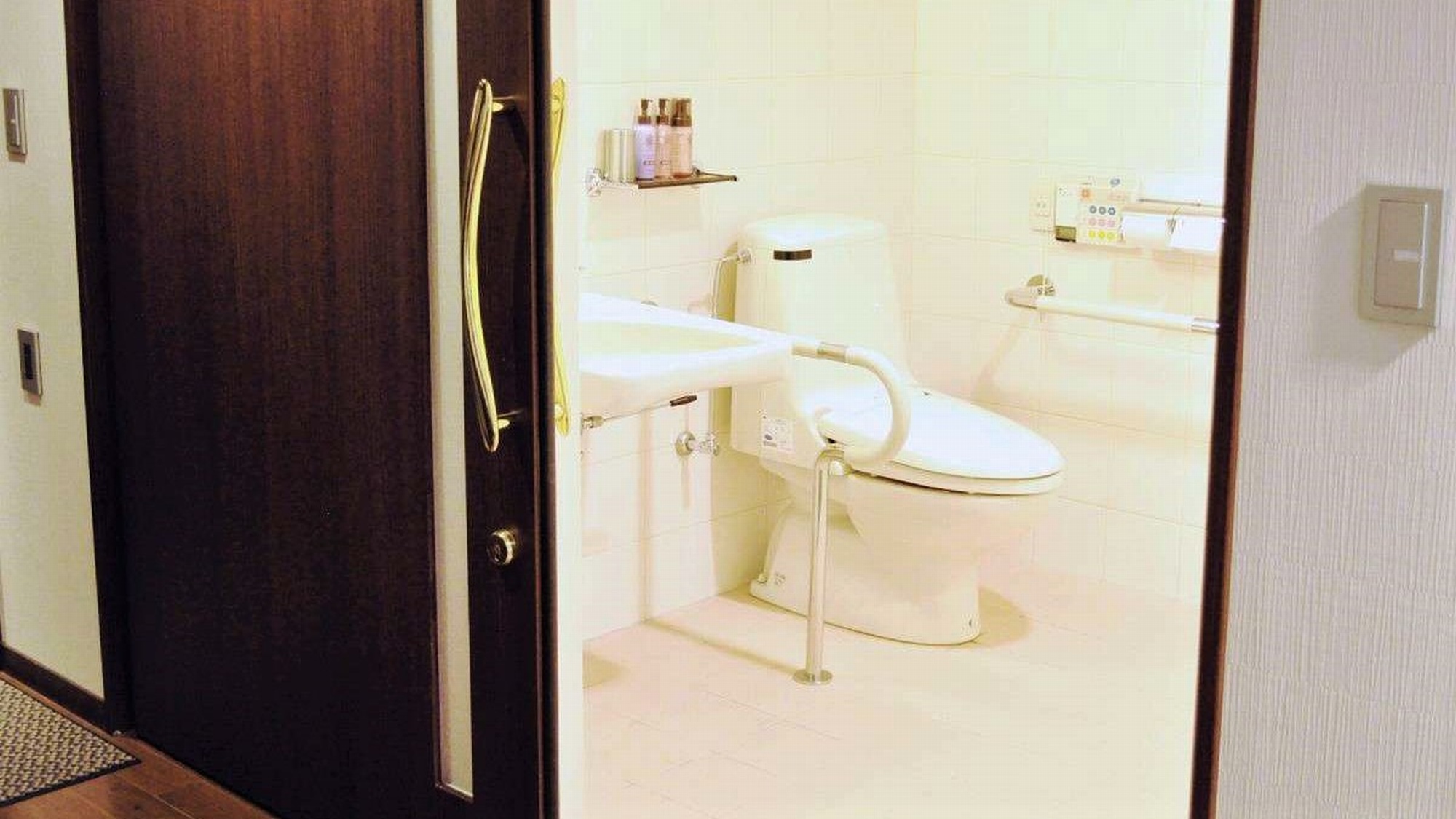 【バリアフリー対応ツインルーム】トイレには手すりを設置（客室一例）