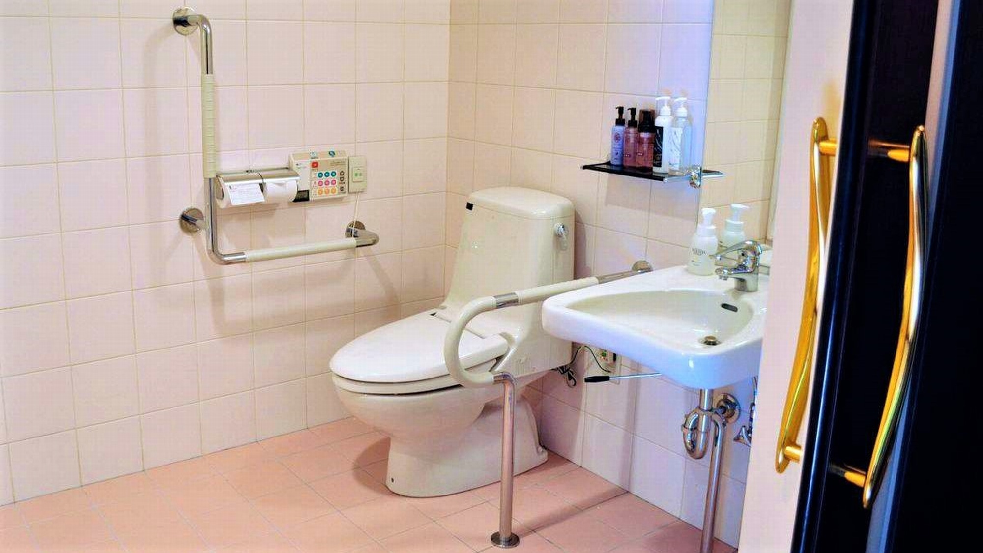 【バリアフリー対応デラックス和洋室】トイレには手すりを設置（客室一例）
