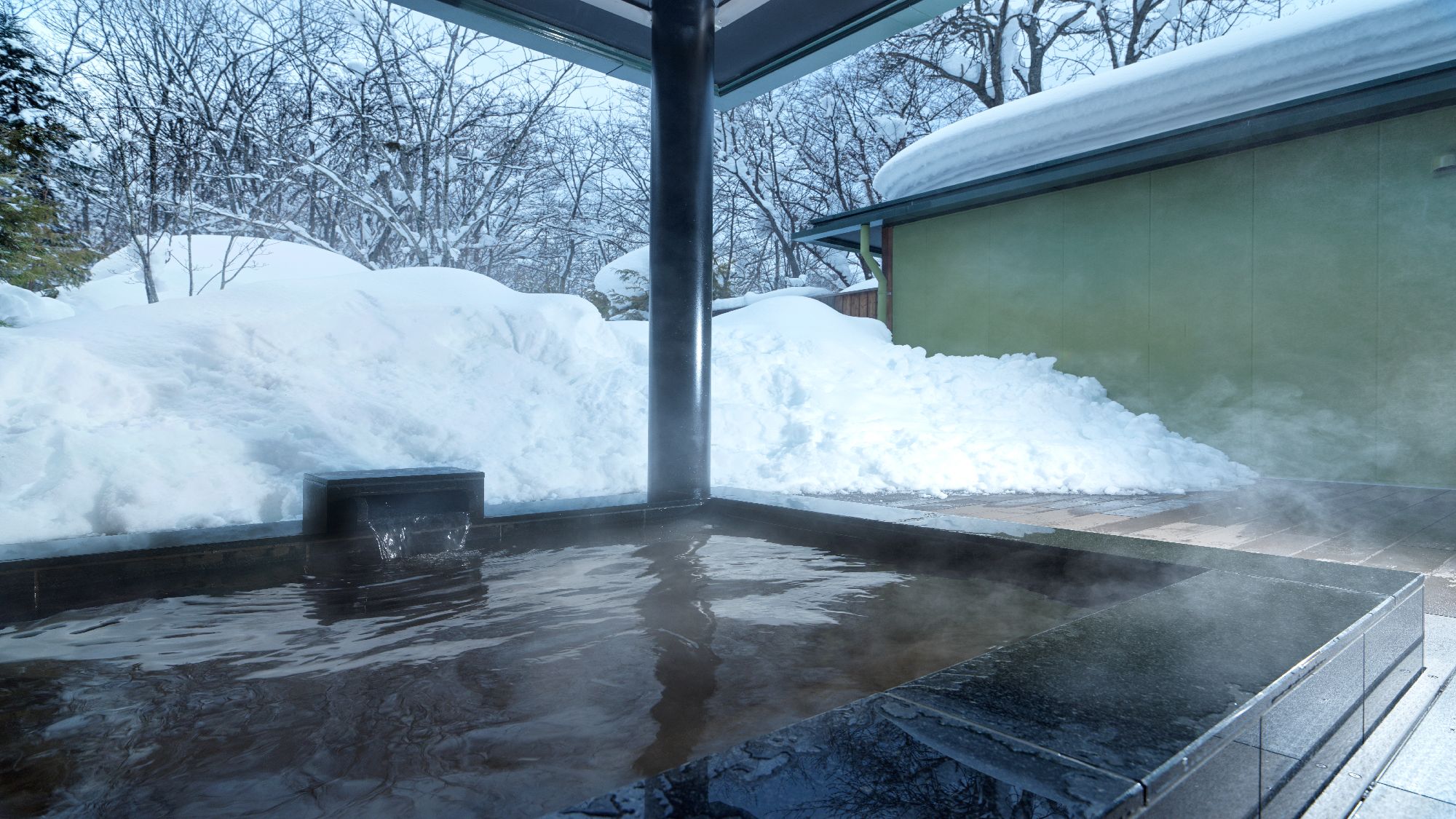 【露天風呂付コテージ】テラスにある露天風呂（客室一例）