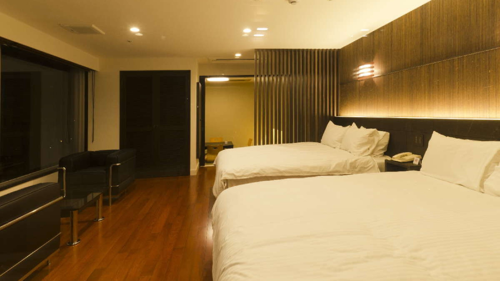 露天風呂付デラックス和洋室/シモンズ社製のダブルサイズのツインベッドに６畳の和室のあるお部屋
