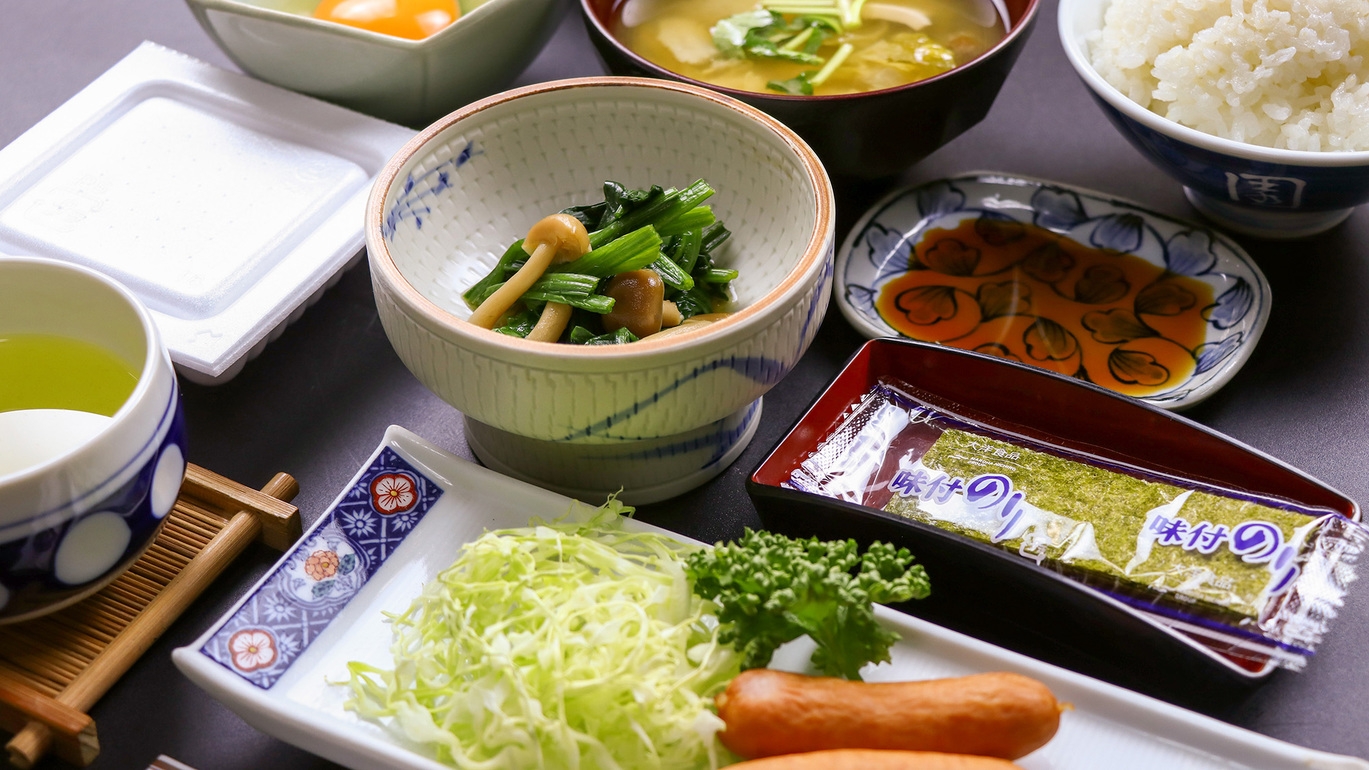 【南湖プラン／2食付】品数豊富な夕食を満喫■昭和レトロな館内で過ごす、くつろぎのひととき
