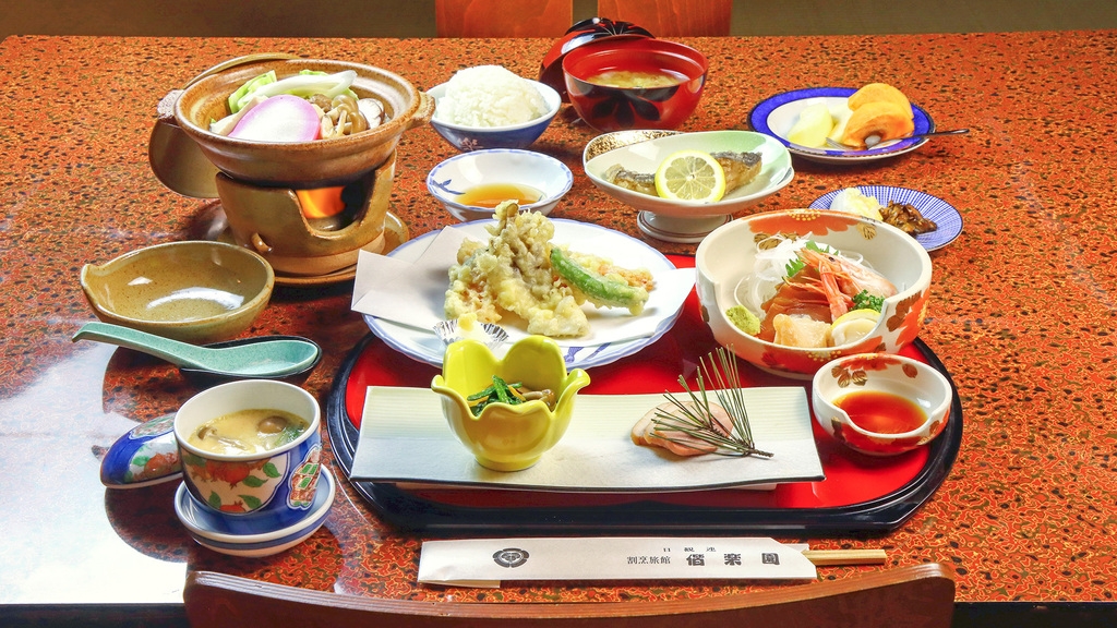 【南湖プラン／2食付】品数豊富な夕食を満喫■昭和レトロな館内で過ごす、くつろぎのひととき
