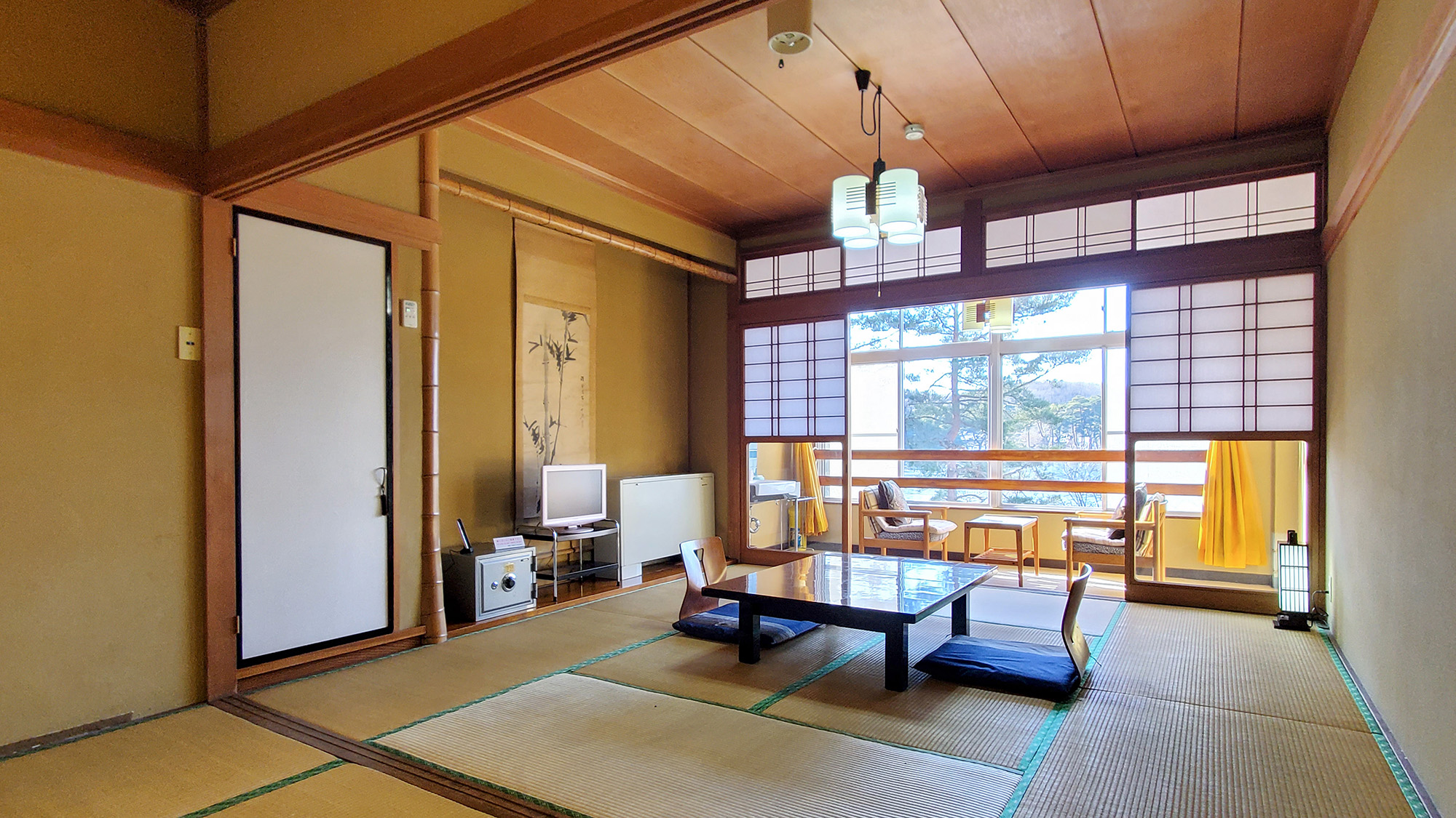 縁側付でゆったりお寛ぎいただけます