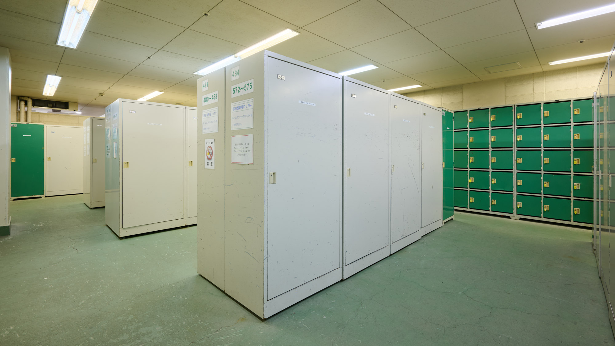 スキーロッカー室