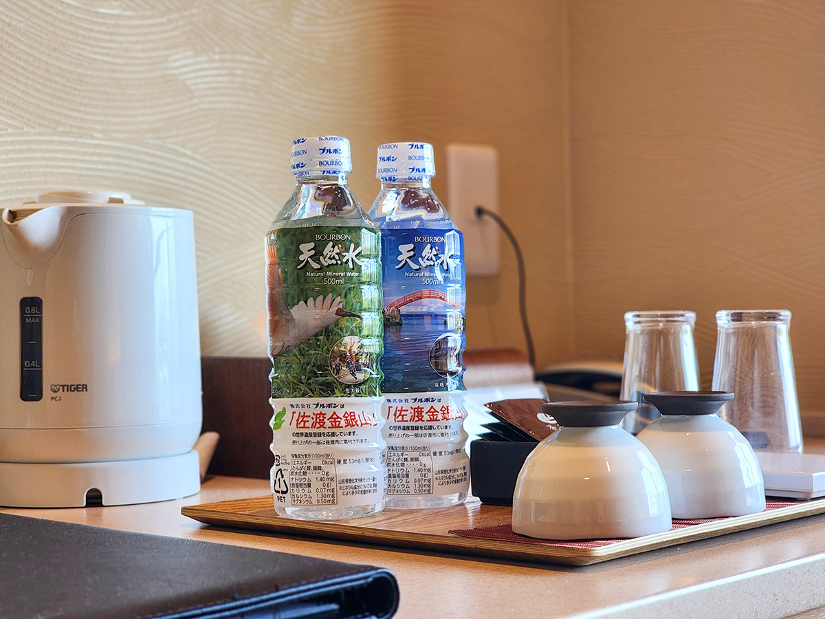 #各お部屋には佐渡の天然水などご用意してあります