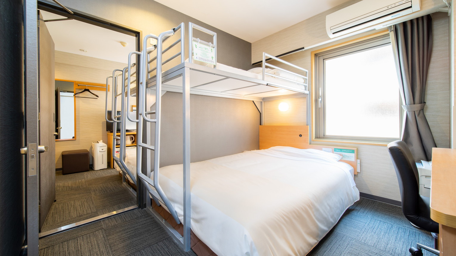 140㎝幅ワイドベッド＋90㎝幅ロフトベッド&times;2部屋