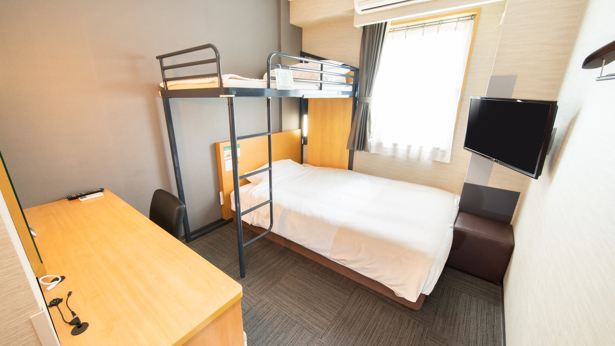 ロフト部分はお荷物置きにもなります