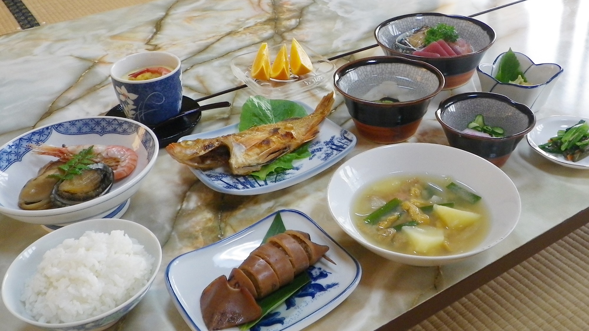 *【夕食】積丹のウニやイカなど、新鮮な魚介を使用した約11品の夕食(一例)
