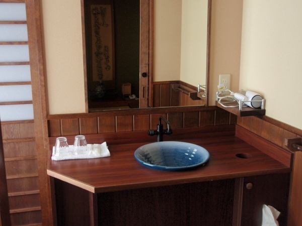 1F Toilet with a bell-shaped washstand