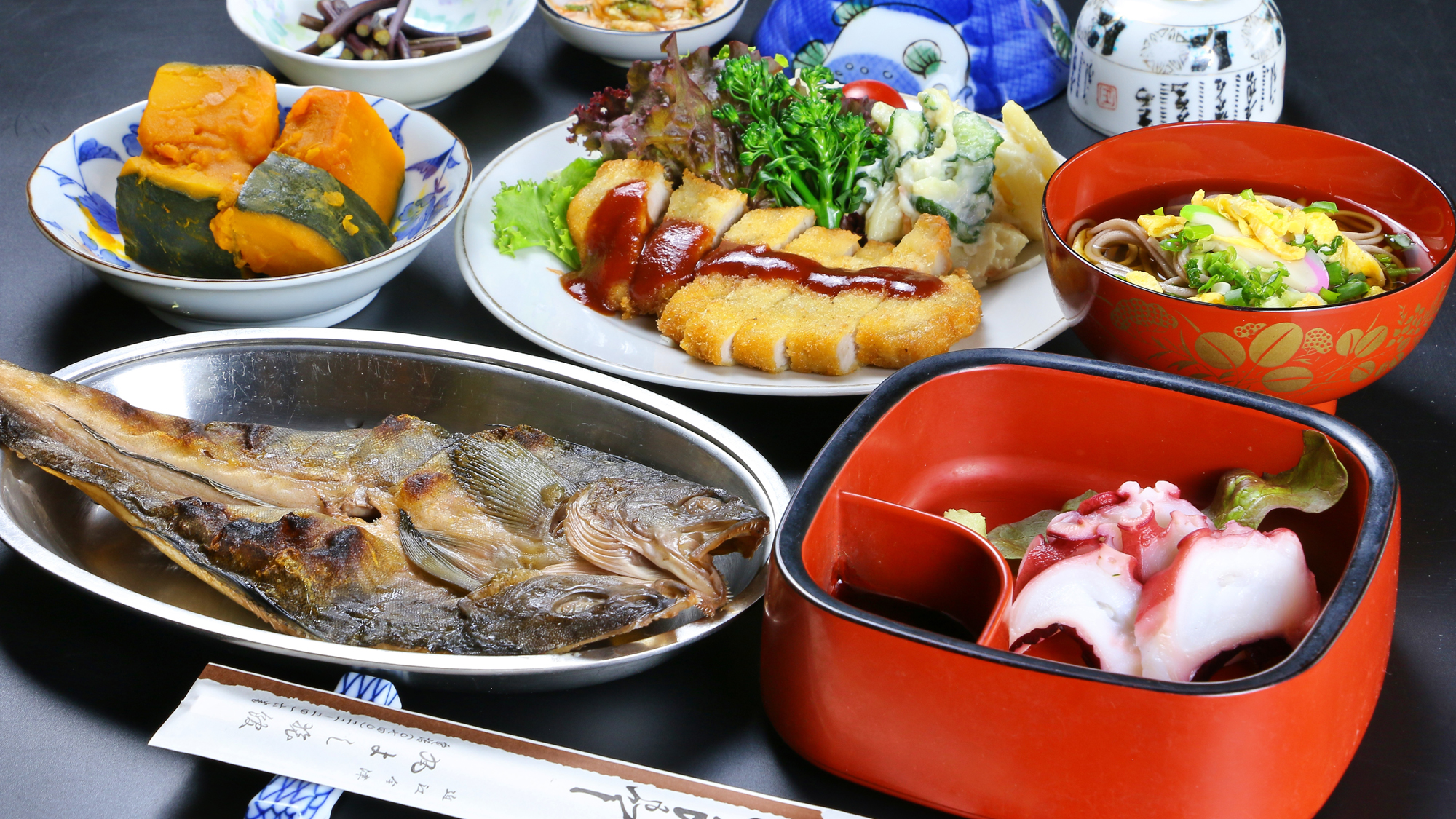 夕食】ボリュームたっぷりの献立です 