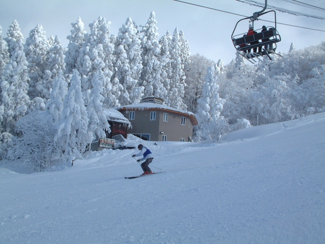 蔵王牛ロースや山形牛シチュー＋選べるワイン大人２名毎にボトル１本、ワインと自家焙煎コーヒーの宿
