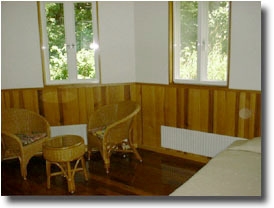 洋室A　花梨の床、赤松の腰壁、杉の天井など無垢材のハーモニー