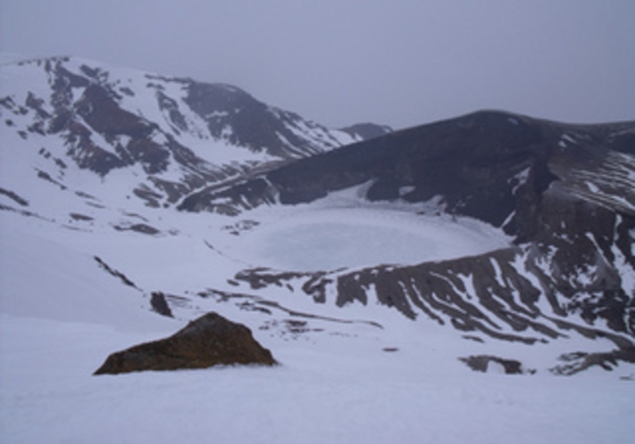 樹氷スノーシュートレッキング（東に歩いて70分の冬のお釜）