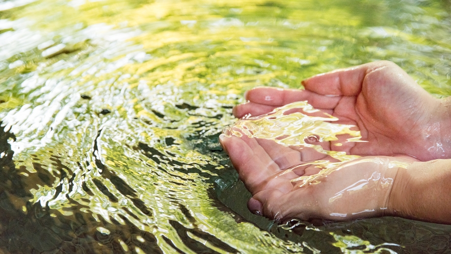 *【大浴場】源泉かけ流し100％の新鮮なお湯でお寛ぎください。