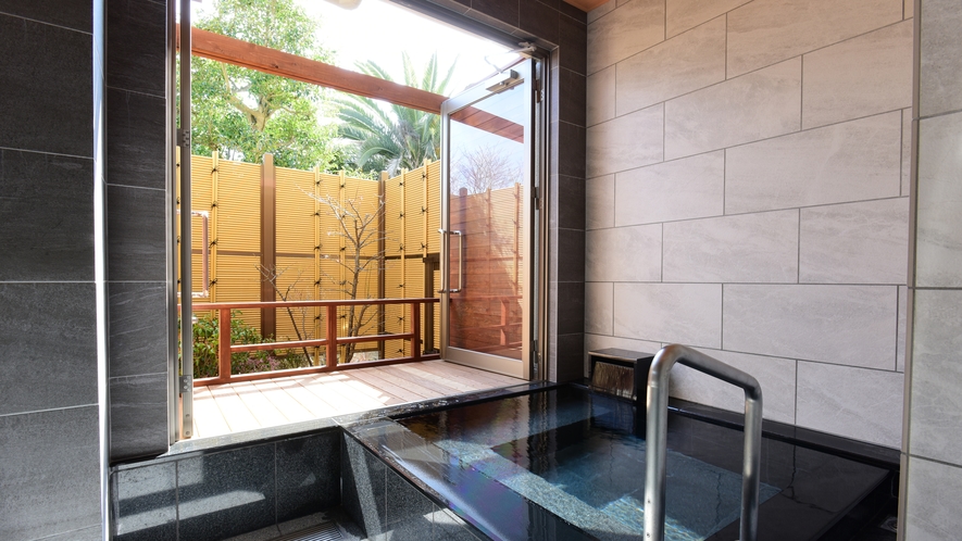 *客室風呂一例／半露天風呂では、源泉100％を掛け流しで楽しめます。